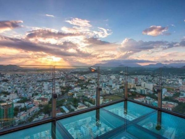 Skylight Rooftop Bar and Skywalk